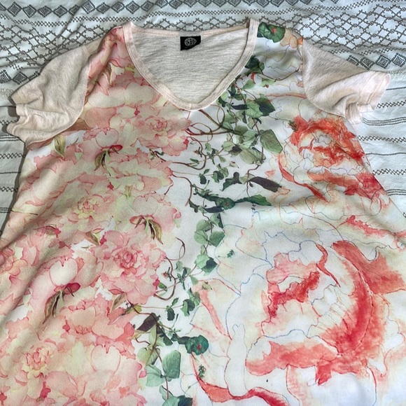 bobeau Tops - Gauze cotton peach soft and silk green and white silk print v neck flattering
